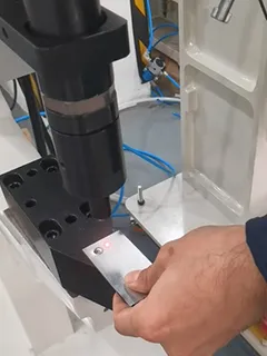 Пуклевочный пресс (8-тонный, стационарный, С-образная рама)